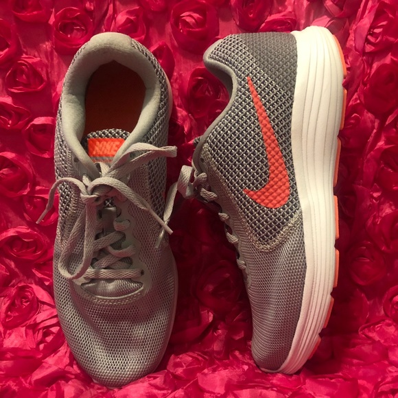 NIKE WOMENS REVOLUTION 3 RUNNING SHOE - Picture 2 of 7